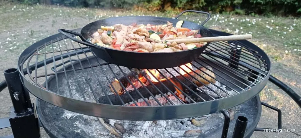 Közös bográcsozás és grillezés a kertben